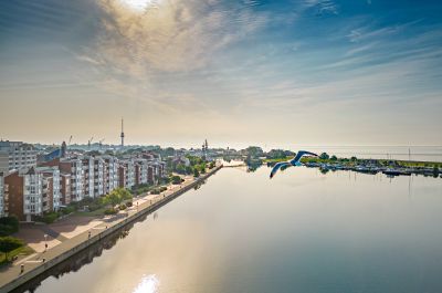 Luftbildaufnahme über den Großen Hafen. Links die Kaimauer des Bontekais mit der dahinterliegenden Wohnbebauung.