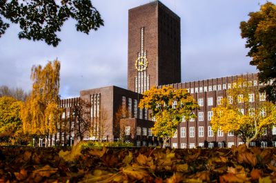 Südseite des Rathauses Wilhelmshaven vor Herbstlaub.