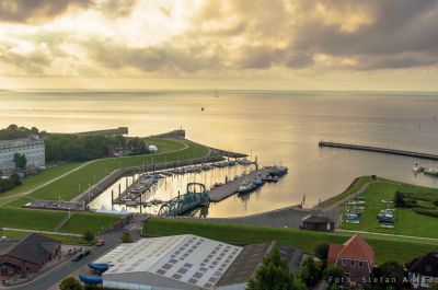 Die Einbuchtung des Nassauhafens in der goldenen Morgendämmerung, aufgenommen vom Turm auf der Schleuseninsel.